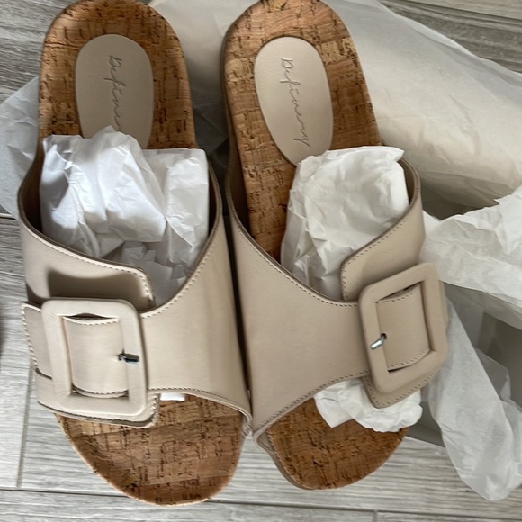 Definery slip on leather sandals. Cork platform with rubber bottoms - Picture 2 of 5